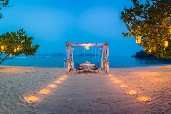 OPTION A: Private Beach Surf Side Mixed Grill Romantic Beach Dinner (for 2 people)