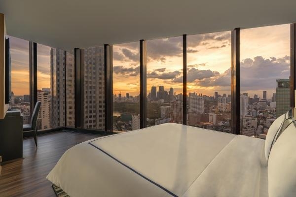 Continent Sky Panorama View Room with Bathtub