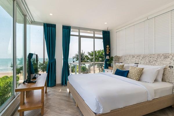 Four Bedrooms Beachfront Pool Villa